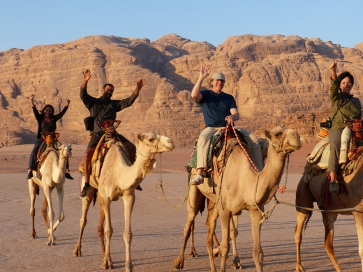 Ricardo Asensio, María, Mikel y Sandra,  en el desierto de Wadi Rum.