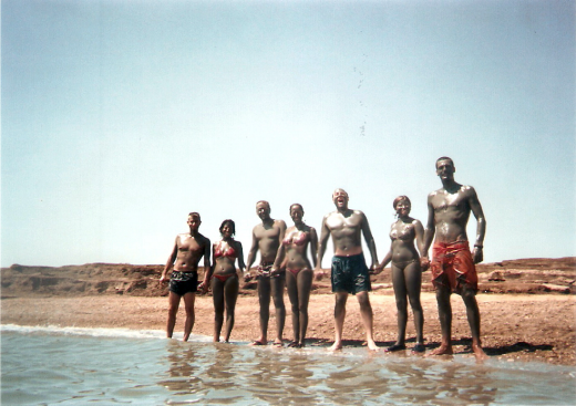Ricardo Asensio y familia, en el Mar Muerto.